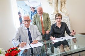 Unterzeichneten die Kooperationsvereinbarung: Landrat Thomas Hendele (links) und ZWD-Geschäftsführerin Claudia Diederich mit BM Friedrich G. Conzen. OB Geisel hatte die Vereinbarung zuvor für die Stadt Düsseldorf unterschrieben. Foto: Zanin