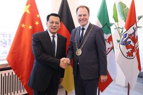 Parteisekretär Dr. Yuan Jiajun mit Oberbürgermeister Dr. Stephan Keller beim Besuch im Düsseldorfer Rathaus am Freitag, 20. Juni 2025; Foto: David Young
