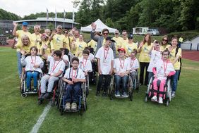 Gruppenfoto mit Helferinnen und Helfern sowie den teilnehmenden Kindern nach der Siegerehrung beim Special Petit Départ. Foto: Uwe Schaffmeister