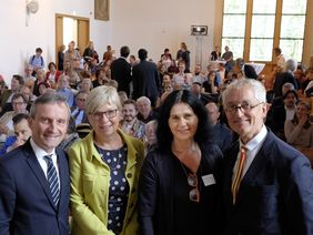 Eröffnung des "Symposiums Blaugrüner Ring" mit (v.l.): OB Thomas Geisel, Moderatorin Christina Grüber, Stadtplanungsdezernentin Cornelia Zuschke und Kunstakademie-Rektor Karl-Heinz Petzinka Foto: Meyer