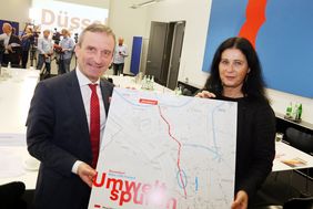 Stellten Einzelheiten zur Einrichtung der dritten Umweltspur der Öffentlichkeit vor: Oberbürgermeister Thomas Geisel und Verkehrsdezernentin Cornelia Zuschke. Foto: Ingo Lammert