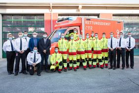 Neun neue Notfallsanitäter der Feuerwehr Düsseldorf bekamen am Freitag, 27. November, ihre Berufsurkunde von Feuerwehrchef David von der Lieth überreicht. Foto: Brinkmann
