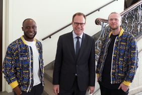 Oberbürgermeister Dr. Stephan Keller (Mitte) stellte mit Derick Addy und Tiemo Imhof von kohleG (v.l.) die Arbeit der Streetworker in der Altstadt vor. Foto Ingo Lammert
