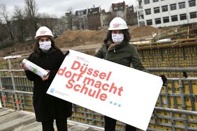 Schullleiterin Dr. Antonietta P. Zeoli (r.) freut sich mit Achtklässlerin Charlotta auf die neuen Schulgebäude des Wim-Wenders-Gymnasiums. Foto: Ingo Lammert
