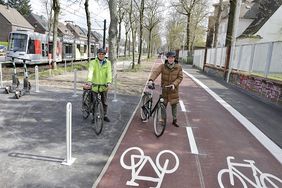Florian Reeh, Leiter des Amtes für Verkehrsmanagement, und Steffen Geibhardt, Sachgebietsleiter Radverkehrsplanung, beim Test des neuen Radwegs entlang der Witzelstraße (v.l.). Foto: Ingo Lammert