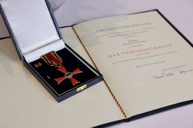 Das Bundesverdienstkreuz und die Urkunde, die Hans Schwarz bei der Verleihung erhalten hat; Foto: Lammert
