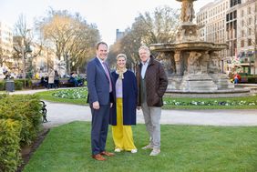 OB Dr. Stephan Keller (l.), Andrea Greuner (M.), Geschäftsführerin IG Kö, und Peter Wienen, Vorsitzender IG Kö, beim Frühjahrsputz an der Kö. Der Frühjahrsputz ist nur eine von vielen Maßnahmen zur Verschönerung der Stadt; Fotos: Zanin