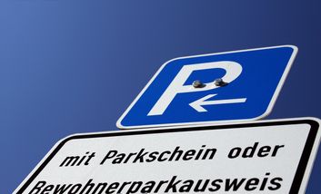 Das Bild zeigt ein Verkehrszeichen mit der Aufschrift: Parken nur mit Parkschein oder Bewohnerparkausweis