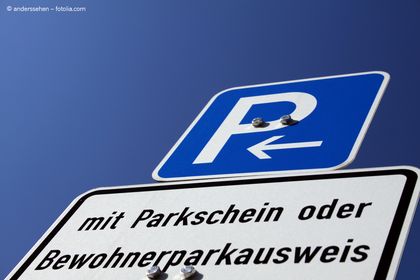 Das Bild zeigt ein Verkehrszeichen mit der Aufschrift: Parken nur mit Parkschein oder Bewohnerparkausweis