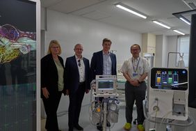 Annette Klerks, Dr. Thomas Heck und Wirtschaftsdezernent Christian Zaum mit Professor Takahiro Yasuda, Chef des Medtech Innovation Center der Universität Kobe; Foto: Stadt Düsseldorf