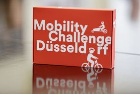 Die Teilnehmer an der Mobility Challenge erhielten eine Box mit wichtigen Informationen zur Challenge. Archivfoto: Ingo Lammert 