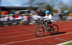 Ein Junge beim Zeitfahren im Rahmen des Kinderradwettbewerbs