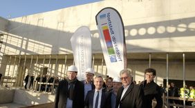 V.l.: Stadtdirektor Burkhard Hintzsche, Bädergesellschafts-Geschäftsführer Roland Kettler, OB Thomas Geisel, Monika Lehmhaus (Sportausschuss), Bürgermeister Wolfgang Scheffler, Peter Schwabe (Stadtsportbund) und Generalplaner Heinrich Blass. Foto: Mey