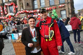 "Düsseldorf - gemeinsam jeck" - die Karnevalisten in der Landeshauptstadt feiern ihren Rosenmontagszug 2019. Foto: Melanie Zanin