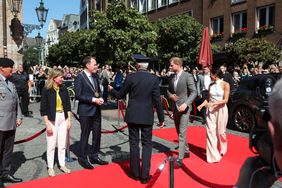 Ankunft am Düsseldorfer Rathaus: Oberbürgermeister Dr. Stephan Keller begrüßte Duke Harry und Duchess Meghan in Düsseldorf. 