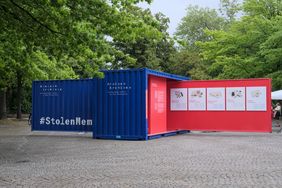 Die Mahn- und Gedenkstätte zeigt gemeinsam mit den Arolsen Archives die Open-Air-Wanderausstellung "#StolenMemory" auf dem Reeser Platz in Düsseldorf. Foto: Gstettenbauer