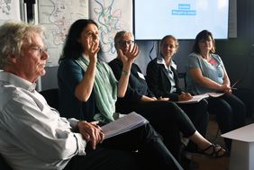 Im Rahmen der gemeinsamen Stadtexkursion fand bei der Kick-Off-Veranstaltung am Hellweg eine Diskussionsrunde mit Planungsdezernentin Cornelia Zuschke (2.v.l.) statt; Foto: urbanista/Hoss