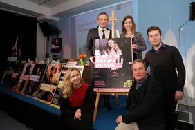 Bei der Vorstellung der Kulturkampagne des Jugendrates: (v.l.) Kulturbotschafterin Lilli Reents, Oberbürgermeister Thomas Geisel, Christina Behrens (Youpod), Initiator Marvin Wittiber, Jugendrat, und Stefan Fischer-Fels, Junges Schauspiel