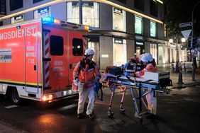 Auch die Notfallsanitäter sind ausgerückt und bereiten die Bergung und Versorgung des Verunfallten vor.