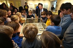 Oberbürgermeister Thomas Geisel mit den Kindern und Jugendlichen der an der Ausstellung "Kinder haben Rechte" beteiligten Schulen
