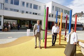 Stadtdirektor Burkhard Hintzsche (M.) stellte zusammen mit Schulleiterin Anke Schäfer (r.) und Florian Dirszus, stellvertretender Leiter des Schulverwaltungsamtes, die Regenbogenschule vor. (alle Fotos: Ingo Lammert)