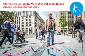 In Düsseldorf leben rund 1.000 blinde Menschen, weitere etwa 5.000 sind sehbehindert. Blindenleitsysteme werden seit 2010 in Düsseldorf verlegt. Vielen sehenden Menschen sind sie allerdings noch unbekannt. Oft werden die Leitlinien daher aus Unkenntnis zugestellt. Foto: Stadt
