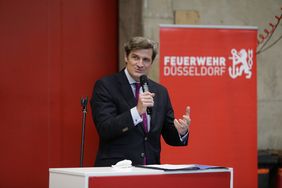 Feuerwehrdezernent Christian Zaum bei der Begrüßung der Auszubildenden. Foto: Landeshauptstadt Düsseldorf / Ingo Lammert