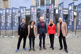 Kulturdezernent Hans-Georg Lohe stellte zusammen mit Kulturamtsleiterin Angélique Tracik (2. v.r.) und weiteren Vertretern städtischer Kulturinstitute das Programm zur Kindermuseumsnacht vor. Foto: Uwe Schaffmeister