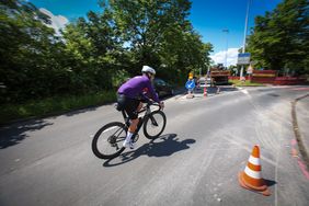 Von Radfahrern stark frequentiert: Der östliche Fahrstreifen der Hofgartenrampe wird als Rechtsabbiegespur in die Oederallee ausgebaut. Zukünftig führt an der Kreuzung ein Fahrstreifen geradeaus auf die Oberkasseler Brücke. Foto: Melanie Zanin