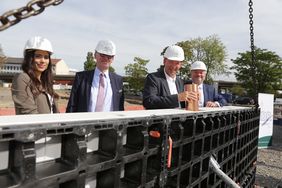 Bei der Grundsteinlegung an der Borbecker Straße (v.l.n.r.): Projektleiterin Maresa Nahler,  Manfred Kornfeld, Kaufmännischer Vorstand der IDR AG, Stadtdirektor Burkhard Hintzsche und  Ekkehard Vinçon, Technischer Vorstand der IDR AG. Foto: Lammert