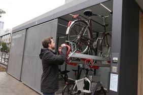 Zentrales Modul der Mobilitätsstation ist die Fahrradsammelschließanlage für E-Bikes, Lastenräder und Fahrräder. CMD-Geschäftsführer Dr. David Rüdiger zeigt, wie es geht. Foto: Ingo Lammert