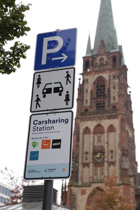 Schilder weisen auf die neue Nutzung hin. Foto: Ingo Lammert