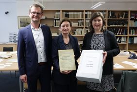 Beigeordnete Miriam Koch (M.) und  Dr. Benedikt Mauer, Leiter des Stadtarchivs, bei der symbolischen Übergabe der "Handakte" Peter Kürten an Dr. Martina Wiech, Landesarchiv Nordrhein-Westfalen. Alle Fotos: David Young