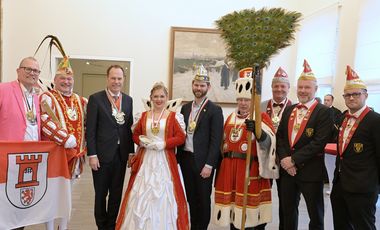 Besuch aus Köln im Düsseldorfer Rathaus: das Porzer Dreigestirn und weitere Vertreterinnen und Vertreter KG Urbacher Räuber