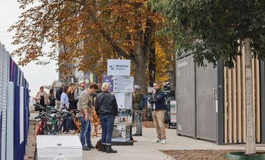Das Archivbild zeigt einen Blick auf den Infotag an der Mobilitätsstation Wehrhahn S. Ähnlich wird es auch beim Infotag an der Scheibenstraße aussehen. © Connected Mobility Düsseldorf