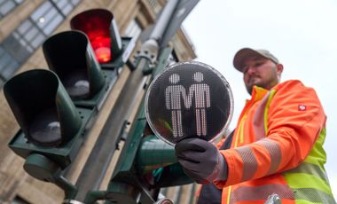An ausgewählten Fußgängerampeln an der Heinrich-Heine-Allee und der Königsallee sind am Freitag, 23. Oktober, Vielfalts-Ampelpärchen installiert worden. Foto: Claus Langer