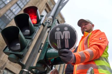 An ausgewählten Fußgängerampeln an der Heinrich-Heine-Allee und der Königsallee sind am Freitag, 23. Oktober, Vielfalts-Ampelpärchen installiert worden. Foto: Claus Langer