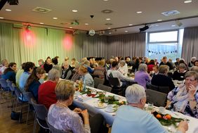 Bei der adventlichen Kaffeetafel hatten die Seniorinnen und Eltern der Düsselbabys Gelegenheit zum gegenseitigen Kennenlernen. Foto: Schaffmeister