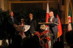 Oberbürgermeister Thomas Geisel bei seiner Rede auf dem Empfang für die japanische Wirtschaft. Foto: Melanie Zanin