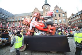 "Düsseldorf - gemeinsam jeck" - die Karnevalisten in der Landeshauptstadt feiern ihren Rosenmontagszug 2019. Foto: Melanie Zanin