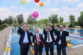 Eröffneten das neue 50-Meter-Edelstahlbecken im Strandbad Lörick: OB Thomas Geisel (2.v.l.), Bezirksbürgermeister Rolf Tups (2.v.r.), Aufsichtsratsvorsitzender Peter Schwabe (r.) und Geschäftsführer Roland Kettler (l.) Foto: Ingo Lammert