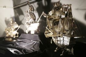 Gleich drei Kostbarkeiten schenkte der Verein der Freunde und Förderer dem Museum: Es handelt sich um Tafelaufsätze in Schiffsform aus massivem Silber; Foto: David Young