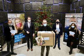 v.l. Hermann Meyersick, OB Dr. Stephan Keller, Hubert Ostendorf, Dr. Behdad Kazemi mit Ehefrau Sheyda Shirazi beim Übergabetermin der Masken im Rathaus. Foto: Lammert