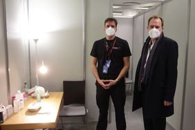 OB Dr. Stephan Keller (r.) und Thomas Tremmel, Leiter KoCI, in einer Impfkabine. Foto: David Young