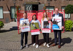 Oberbürgermeister Dr. Stephan Keller (r.) hat am Mittwoch, 10. August, gemeinsam mit den Mitgliedern des derzeitigen Jugendrats Paul Ewe, Hafida Seghaoui und Carina Danisch (v.l.) zur Partizipation an der Jugendratswahl 2022 aufgerufen, © Landeshauptstadt Düsseldorf/Uwe Schaffmeister