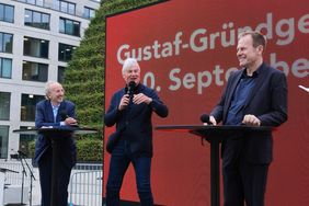 OB Dr. Stephan Keller (r.), Christoph Ingenhoven (m.) und Wilfried Schulz bei einer Talkrunde zur Eröffnung. Foto: Landesahauptstadt Düsseldorf/Michael Gstettenbauer