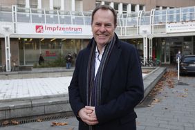 OB Dr. Stephan Keller hat allen Akteuren gedankt, die den schnellen Aufbau des "Impfzentrums 2.0" in der ehemaligen Bücherei ermöglicht haben. Foto: David Young