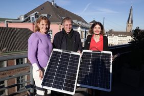 Das Archivfoto zeigt Sabine Tüllmann, Bürgerstiftung Düsseldorf, Umweltdezernent Jochen Kral und Friederike Behrends, Deutsche Postcode Lotterie (v.l.) bei der Vorstellung von Einzelheiten zur Förderung von Balkonsolaranlagen. Foto: David Young