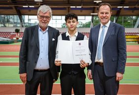Oberbürgermeister Dr. Stephan Keller (r.) und Stadtsportbund-Präsident Peter Schwabe zeichnen Mohamed Al Manouchi vom TuS Gerresheim aus, der Deutscher U17-Meister im Boxen geworden ist; Fotos: Zanin 