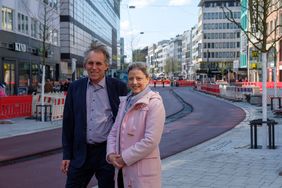 Die Markierungsarbeiten der Fahrradstraße auf der Schadowstraße mit rotem Asphalt nahmen Mobilitätsdezernent Jochen Kral und Katharina Metzker, Leiterin des Amtes für Verkehrsmanagement, in Augenschein. Foto: Uwe Schaffmeister